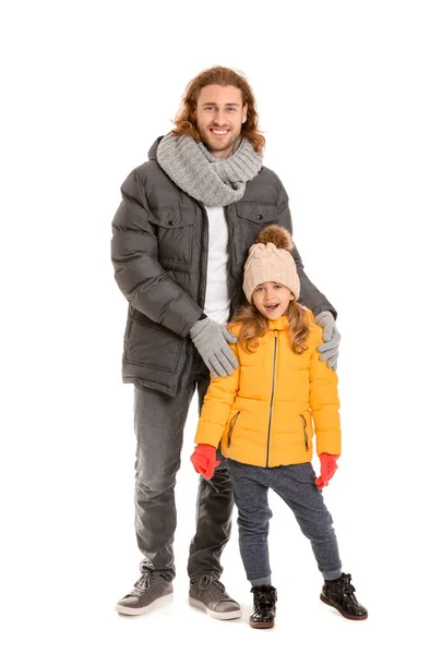 Hombre y su hijita en ropa de invierno sobre fondo blanco — Foto de Stock
