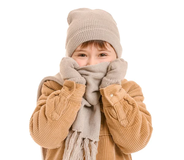 흰 옷을 입고 겨울 옷을 입고 있는 귀여운 소년 — 스톡 사진