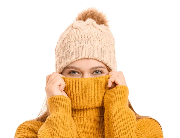 Mulher bonita em roupas de inverno no fundo branco — Fotografia de Stock