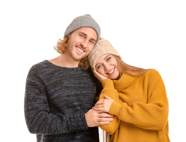 Pareja feliz en ropa de invierno sobre fondo blanco — Foto de Stock