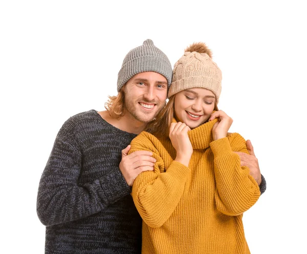 Счастливая пара в зимней одежде на белом фоне — стоковое фото