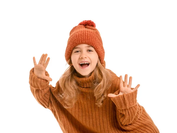 Carino bambina in abiti invernali su sfondo bianco — Foto Stock
