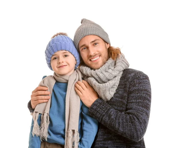 Όμορφος άντρας και ο γιος του με χειμωνιάτικα ρούχα σε λευκό φόντο. — Φωτογραφία Αρχείου