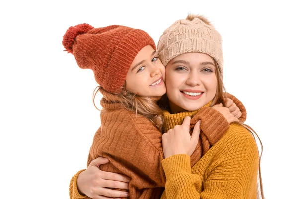 Mujer y su hijita en ropa de invierno sobre fondo blanco — Foto de Stock