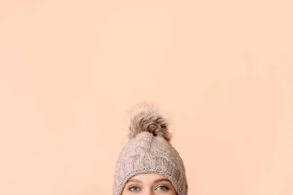 Beautiful woman in winter clothes on color background — Stock Photo, Image