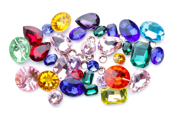 Diferentes piedras preciosas para joyas sobre fondo blanco — Foto de Stock