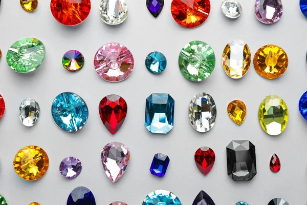 Diverse pietre preziose per gioielli su sfondo chiaro — Foto Stock