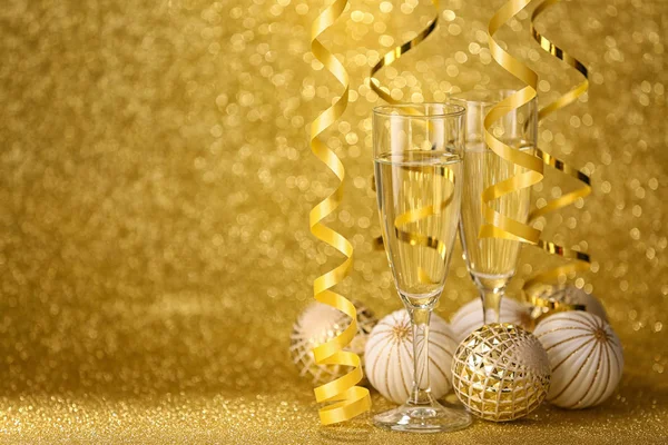 Szklanki szampana i świąteczny wystrój na tle koloru — Zdjęcie stockowe