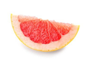 Beyaz arka planda bir parça taze greyfurt