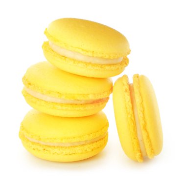 Beyaz zemin üzerine lezzetli macarons