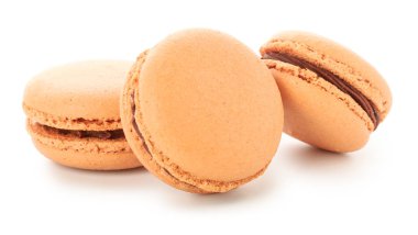 Beyaz zemin üzerine lezzetli macarons