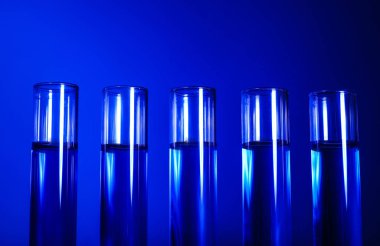 Test tüpleri ile renk arka plan üzerinde örnekleri