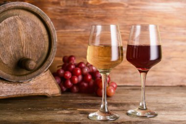 Ahşap masa farklı şarap gözlük