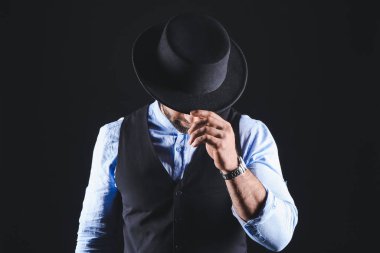 Koyu renkli şık genç adam