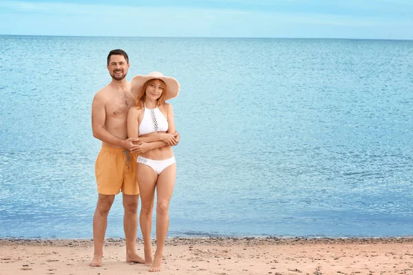 Glückliches Paar im Seebad — Stockfoto