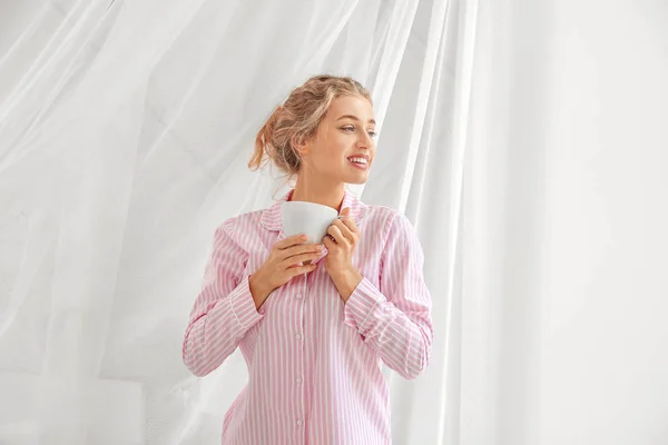 Mañana de hermosa joven con taza de café cerca de la ventana —  Fotos de Stock