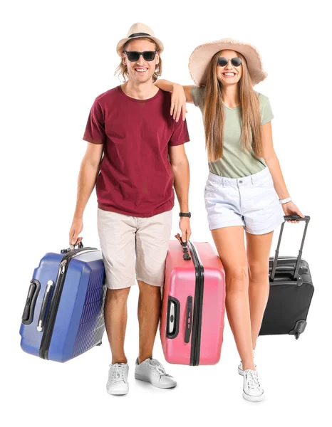 Νεαρό ζευγάρι με βαλίτσες σε λευκό φόντο — Φωτογραφία Αρχείου