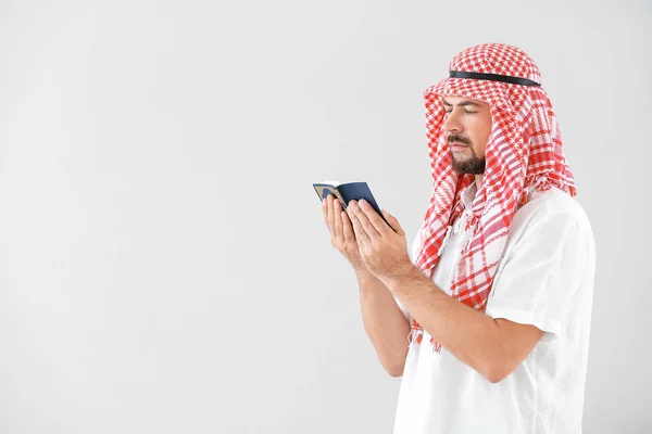 Muszlim férfi Korán a fény háttér — Stock Fotó