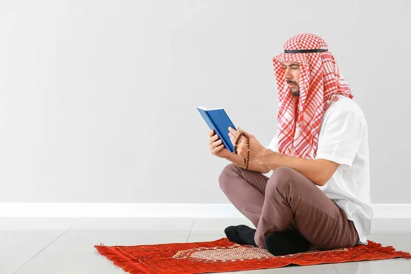 Muszlim férfi imádkozik a fény háttér — Stock Fotó
