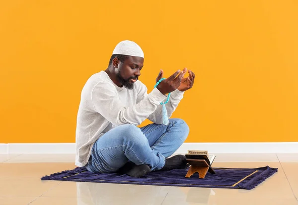 Africano-americano muçulmano homem orando contra fundo de cor — Fotografia de Stock