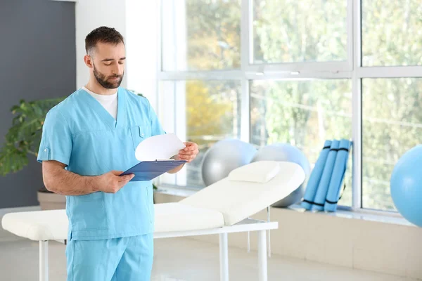 Male physiotherapist in rehabilitation center — Stock Photo, Image