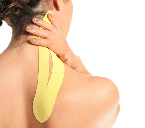 Αθλητική γυναίκα με ταινία physio εφαρμόζεται στο λαιμό σε λευκό φόντο, closeup — Φωτογραφία Αρχείου