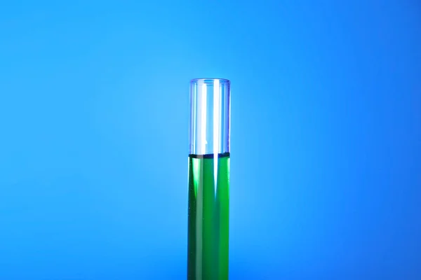 Tubo de ensayo con muestra sobre fondo de color — Foto de Stock