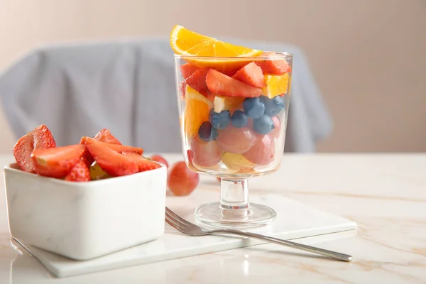 Vidrio con sabrosa ensalada de frutas en la mesa —  Fotos de Stock