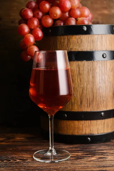 Copo de vinho saboroso com barril na mesa de madeira — Fotografia de Stock