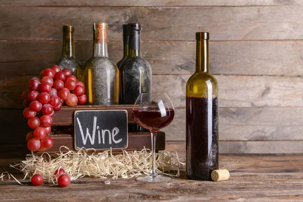 Коробка с бутылками вина на деревянном столе — стоковое фото