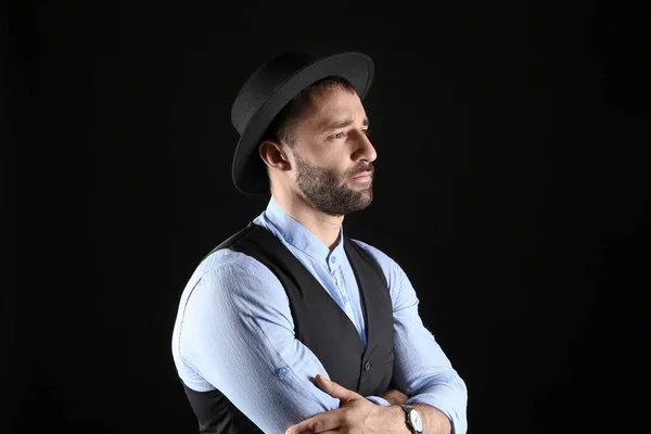 Retrato de jovem elegante no fundo escuro — Fotografia de Stock