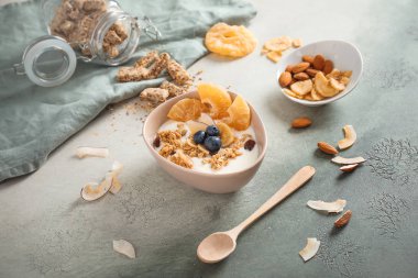 Renkli fonda yoğurt olan lezzetli granola.