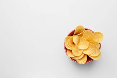 Beyaz arka planda lezzetli patates cipsli kase