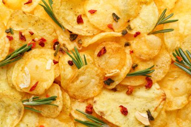 Baharatlı patates cipsi.