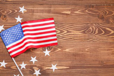 Tahta arka planda Amerikan bayrağı ve yıldızları. Anma Günü kutlaması