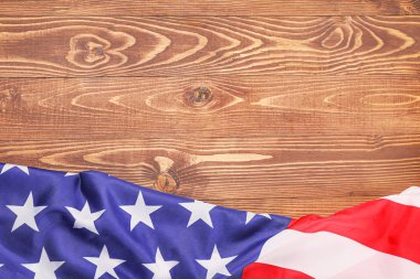 Tahta arka planda Amerikan bayrağı. Anma Günü kutlaması