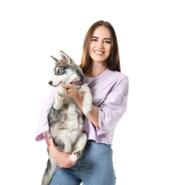 Beyaz arka planda komik, iri yapılı, sevimli bir kadın.