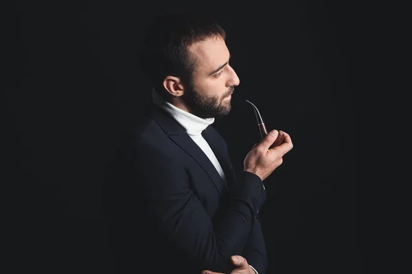 Retrato de un joven con estilo con pipa de fumar sobre fondo oscuro —  Fotos de Stock