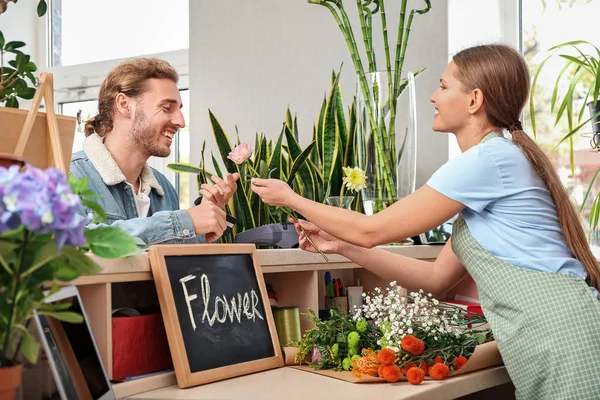 Cliente que paga para a ordem na loja da flor — Fotografia de Stock