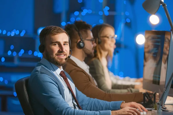 Tekniskt stöd agenter som arbetar på kontoret på natten — Stockfoto