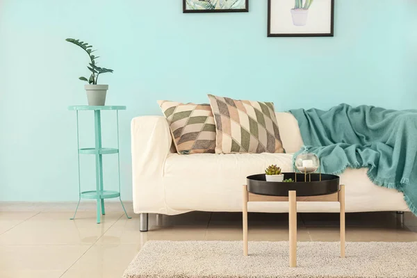 Interieur van de moderne woonkamer met turquoise elementen — Stockfoto