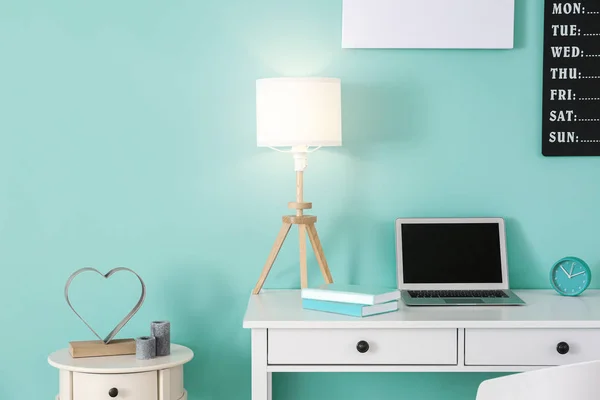 Interieur van de moderne woonkamer met turquoise elementen — Stockfoto