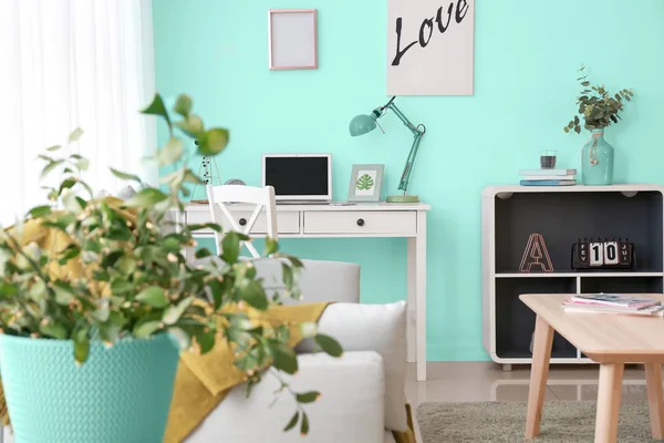 Stilvolle Einrichtung des Wohnzimmers in türkisfarbener Farbe — Stockfoto