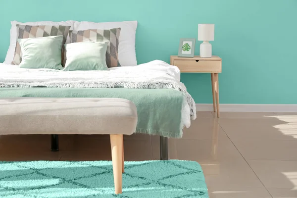 Stilvolle Einrichtung des Schlafzimmers in türkisfarbener Farbe — Stockfoto