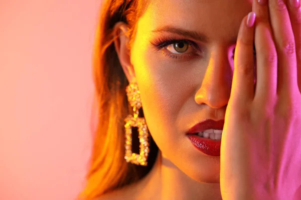 Retrato tonificado de mujer joven con estilo sobre fondo de color, primer plano —  Fotos de Stock