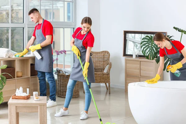 Team van conciërges schoonmaken badkamer — Stockfoto