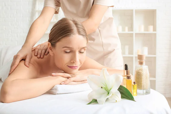 Hermosa mujer recibiendo masaje en el salón de spa — Foto de Stock