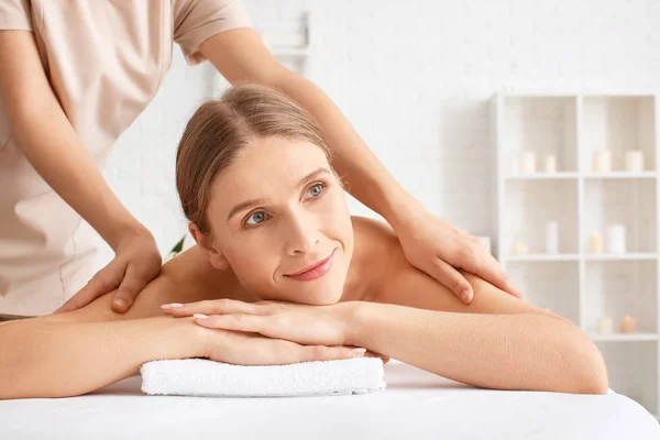 Mooie vrouw ontvangst massage in spa salon — Stockfoto