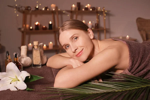 Mooie vrouw ontspannen in spa salon — Stockfoto