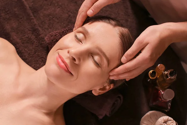 Hermosa mujer recibiendo masaje en el salón de spa — Foto de Stock